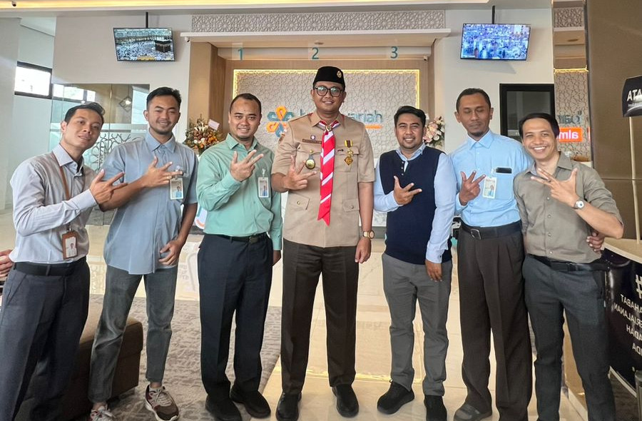 Foto:&nbsp;Bupati Klaten Hamenang Wajar Ismoyo (tengah) bersama jajaran pejabat BPR Syariah Almabrur Klaten.